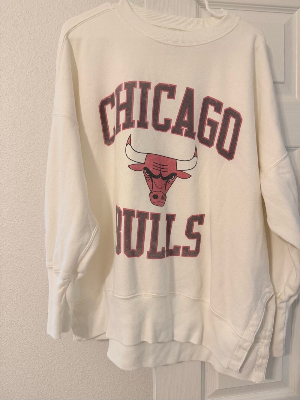 Abercrombie & Fitch Cream Chicago Bulls Graphic Crewneck